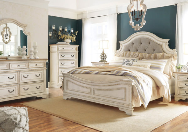 Realyn Two-Tone Queen Panel Bed Set
