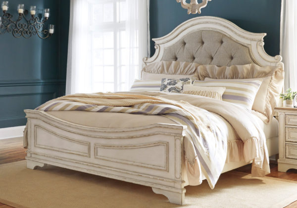 Realyn Two-Tone King Panel Bed